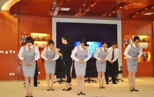 七種禮儀服務(wù)技巧助您激發(fā)顧客購(gòu)買(mǎi)欲望